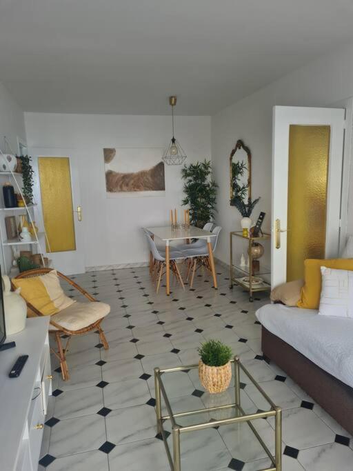 Nice Beachside 2-Bd Apt Near Barcelona Cunit Buitenkant foto